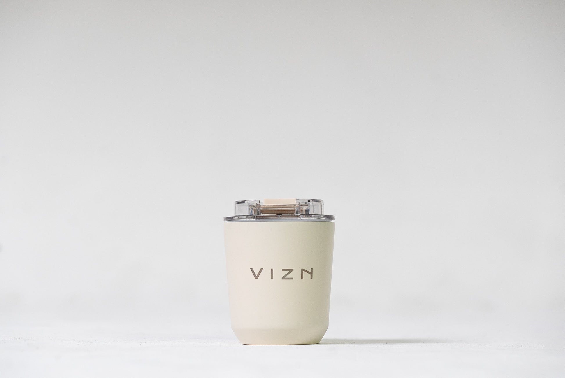 Beaker coffee cup with leak proof twist-on lid and double-walled insulation