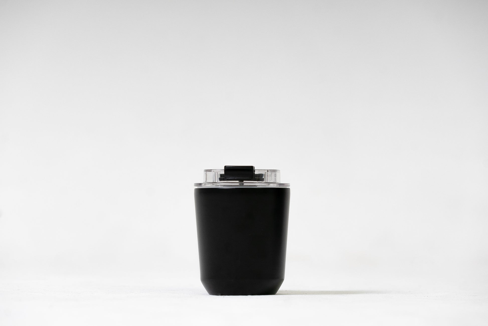 Beaker coffee cup with leak proof twist-on lid and double-walled insulation