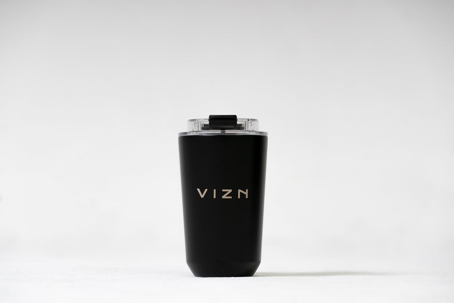 Beaker coffee cup with cool-touch outer surface and leak-proof lid