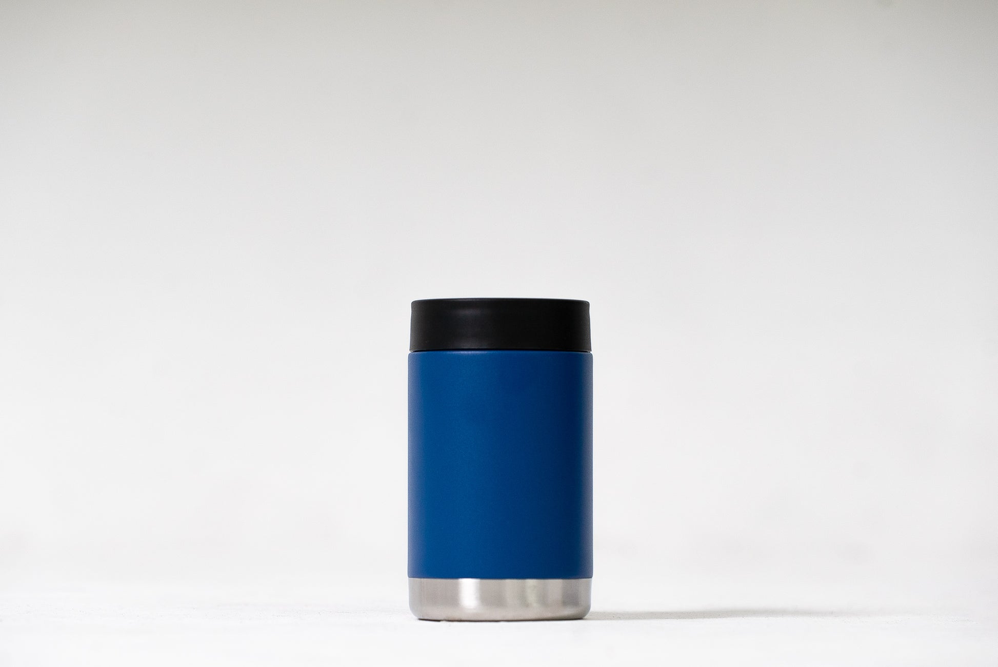 Stainless steel can cooler with screw top lid and condensation-free design