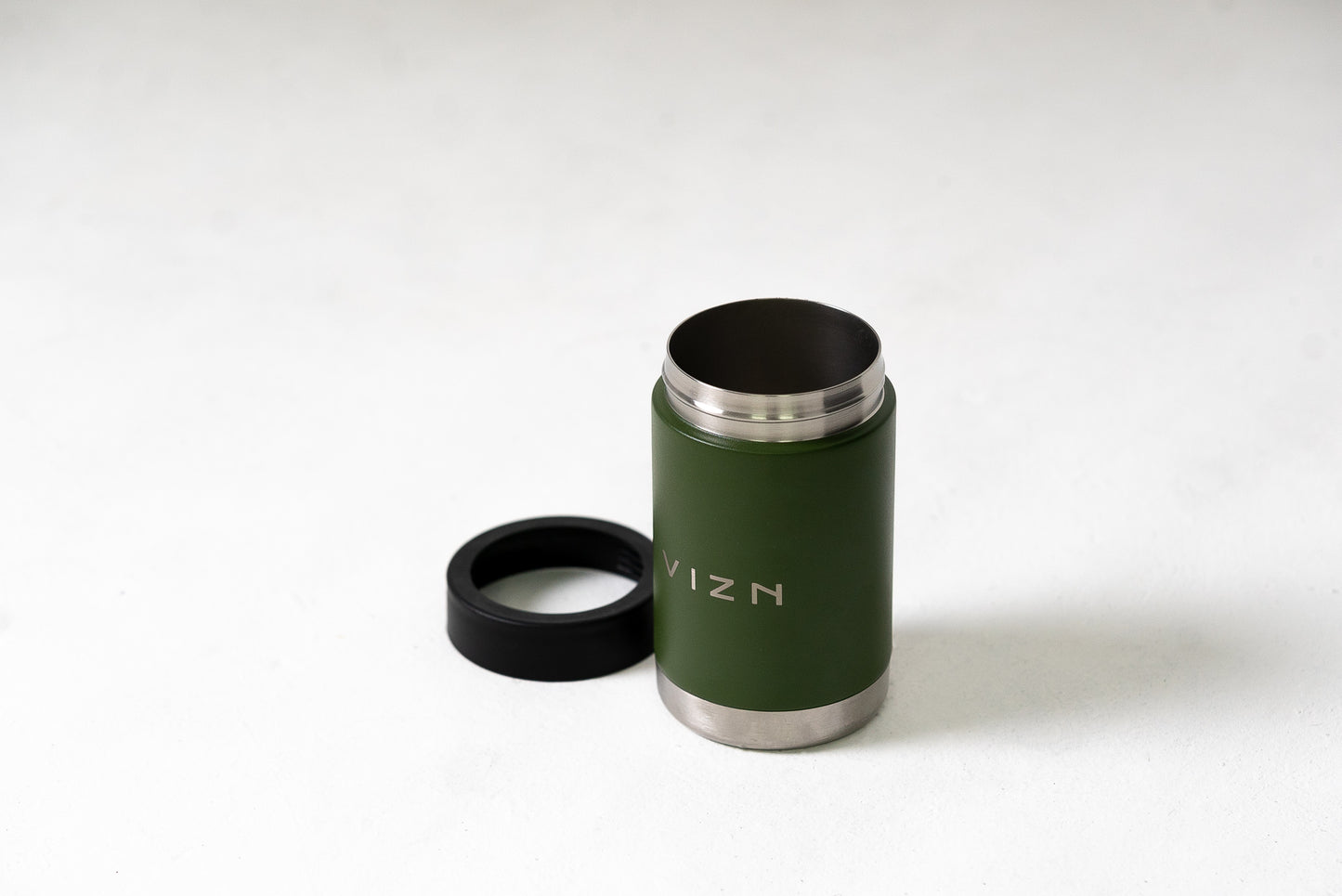 Durable can cooler with sleek design and optimal temperature retention