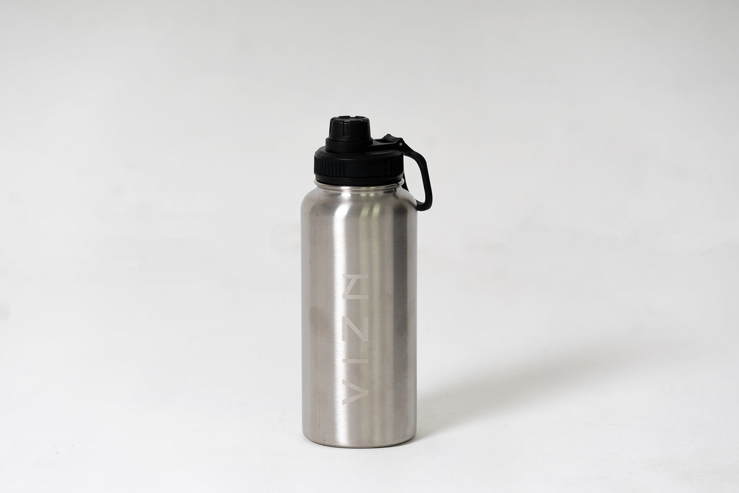 Condensation-free double-walled water bottle with screw top drinking spout